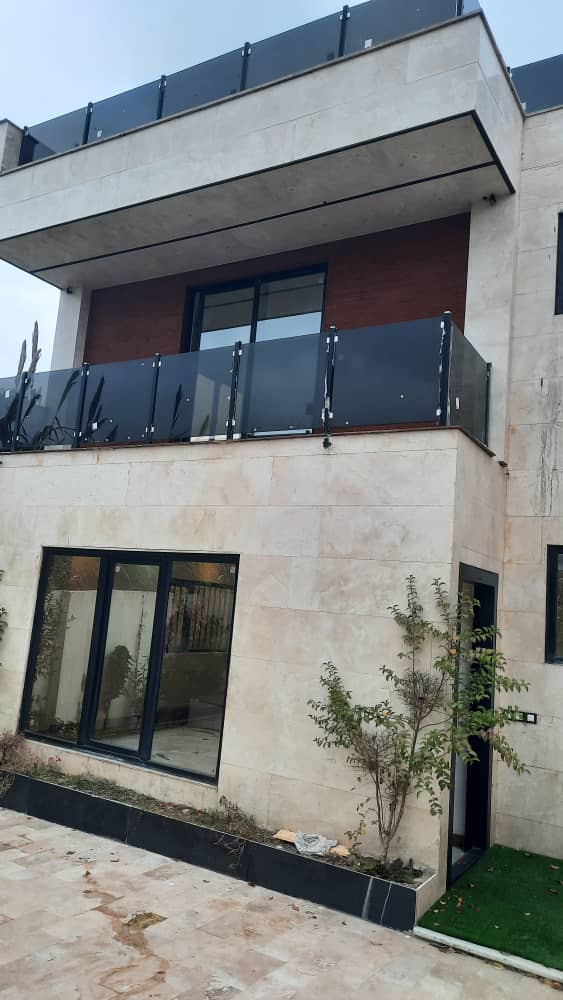 فيلا ثلاثية الطوابق قرب البحر  فخامة وسعر لا يُصدق